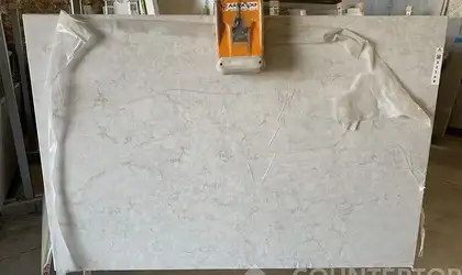 Full image of Viatera Soprano Quartz countertop slab