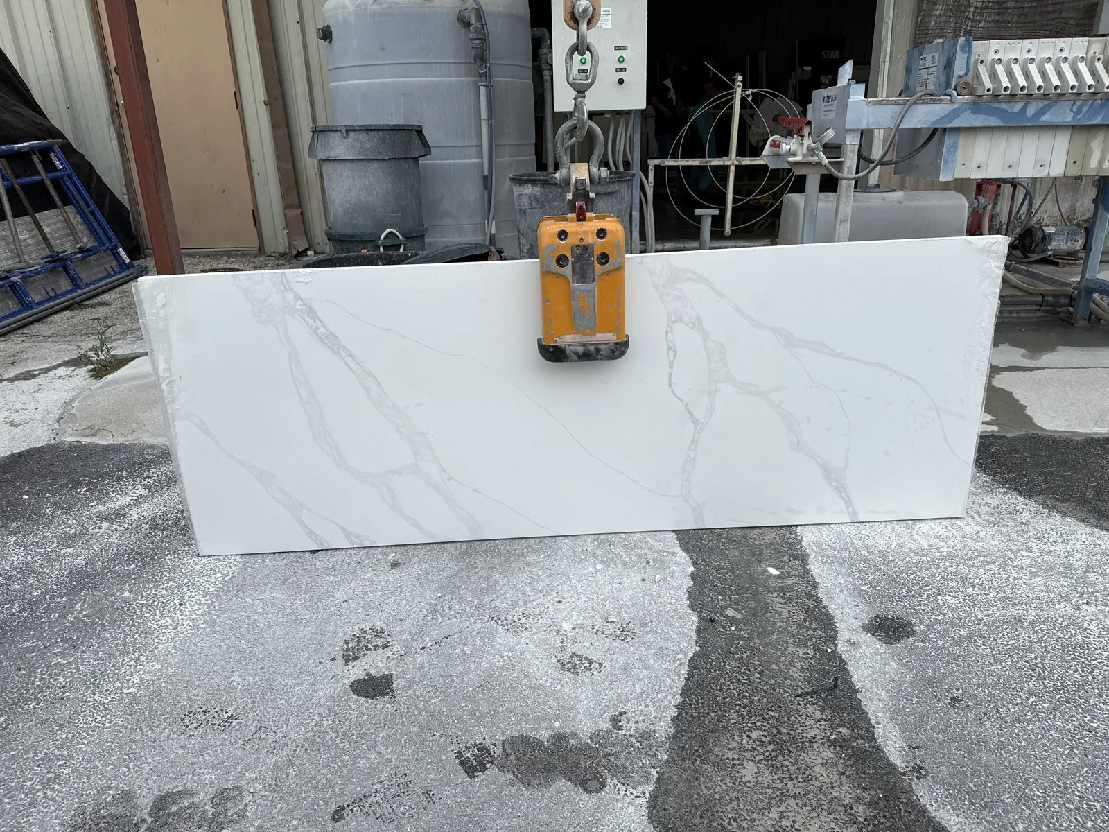 Full image of CRS Quartz Calacatta Miele Super Jumbo White Quartz countertop slab