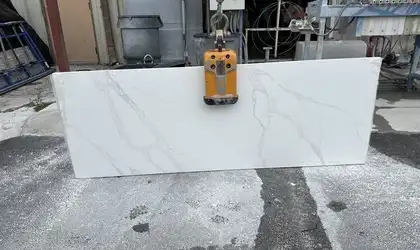 Full image of CRS Quartz Calacatta Miele Super Jumbo White Quartz countertop slab