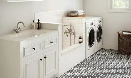 Image of installed ONE Quartz Surfaces Niagara White Quartz countertops