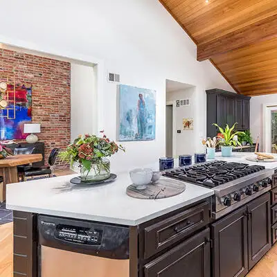 Image of installed ONE Quartz Surfaces White Sand White Quartz countertops