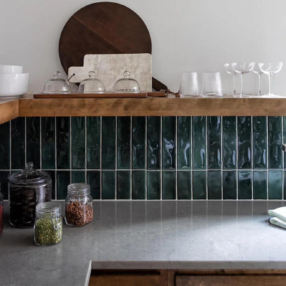 Image of installed ONE Quartz Surfaces Pulsar Grey Quartz countertops