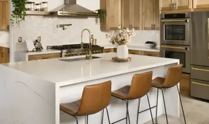 Image of installed Della Terra Cortona Gold White Quartz countertops