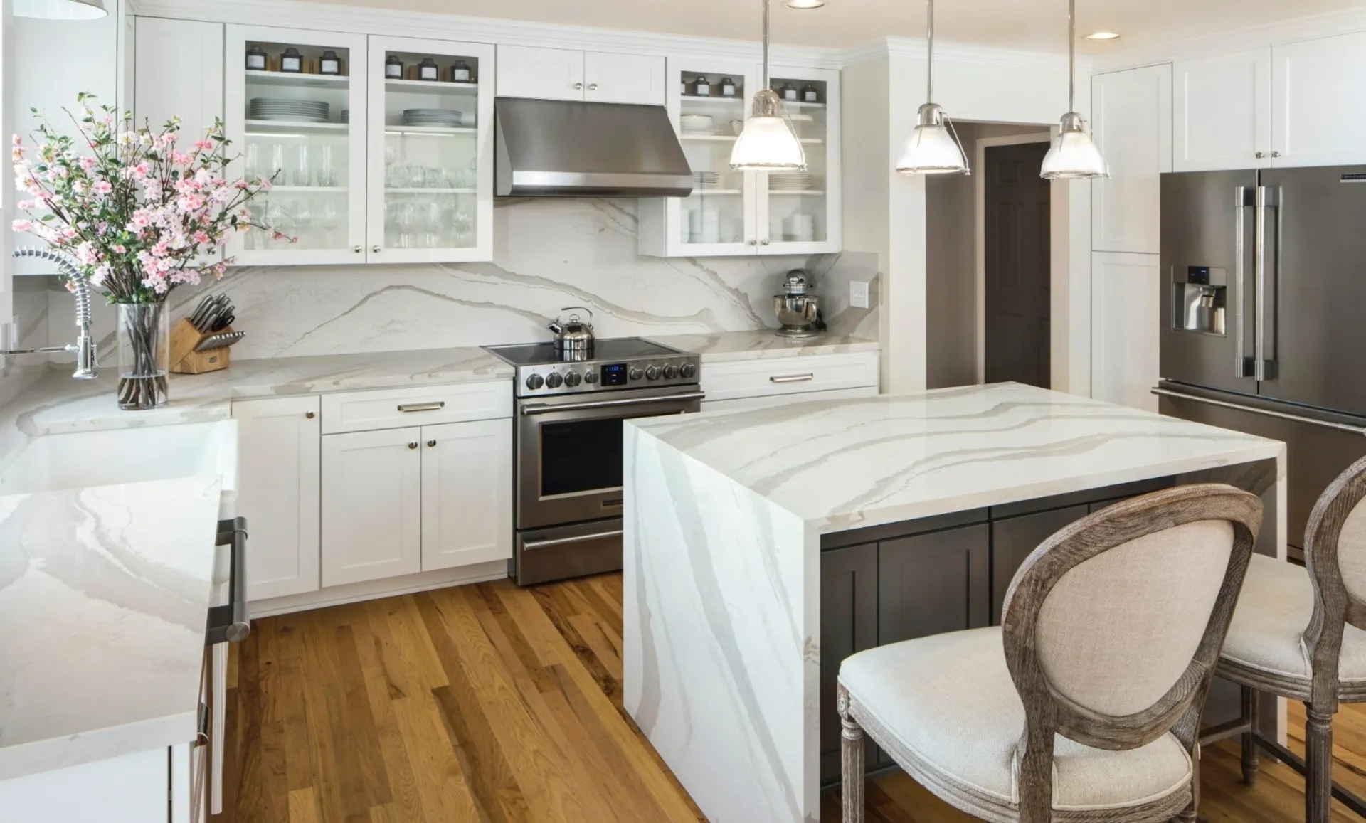 Additional image of Cambria Brittanicca Warm White Quartz countertops