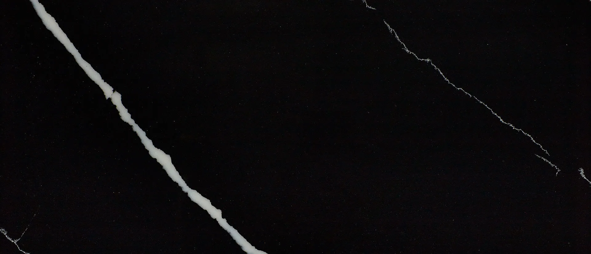 Closeup image of Q Quartz Marquina Midnight Quartz countertop slab
