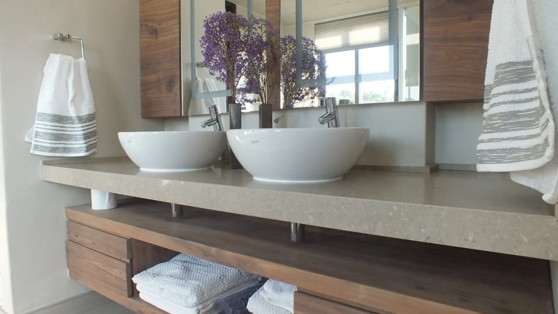 Image of installed Silestone Coral Clay Quartz countertops