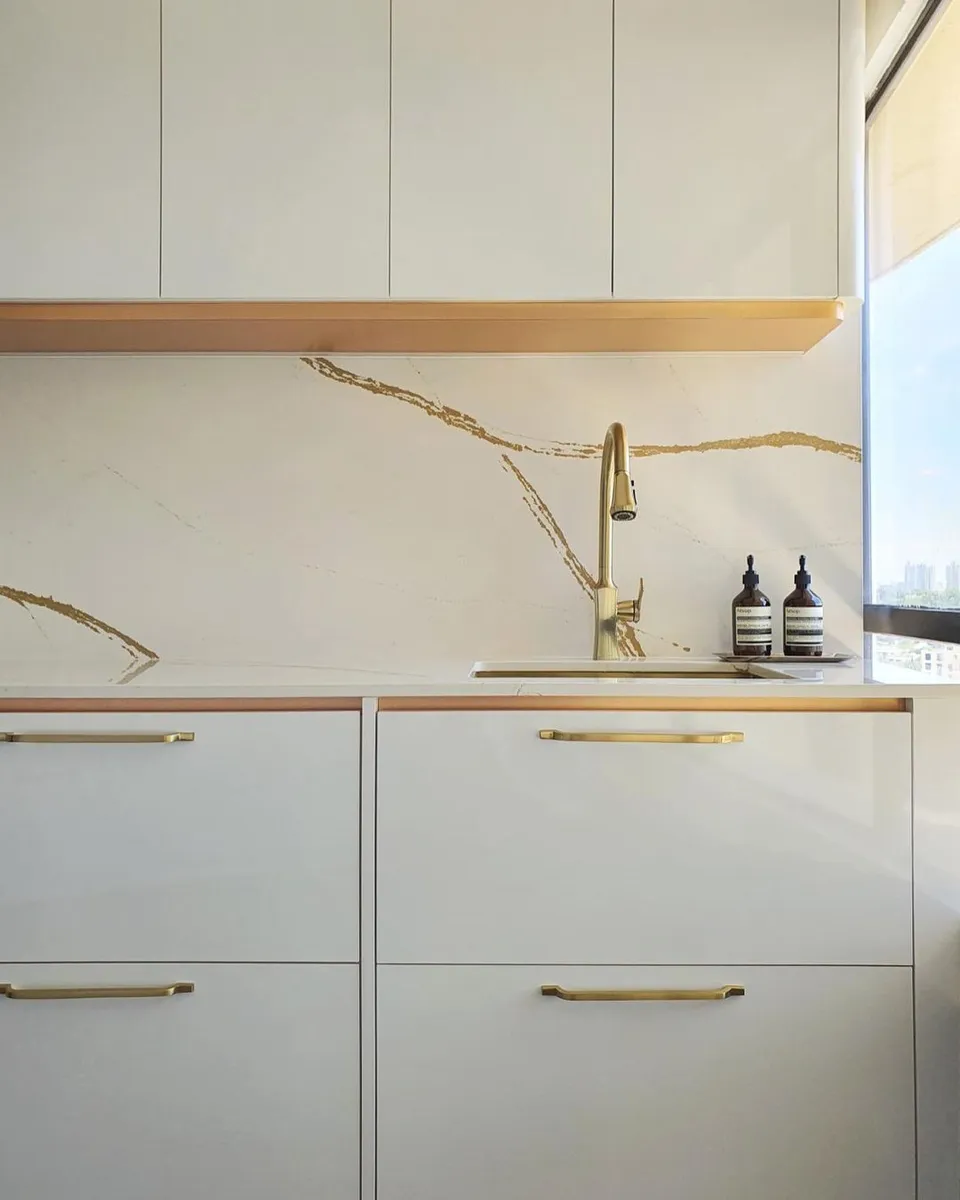 Image of installed Silestone Eternal Dor White Quartz countertops