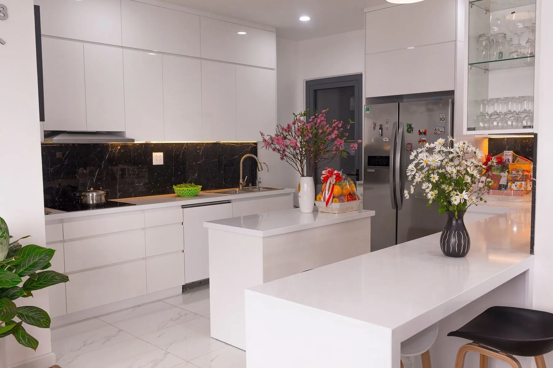 Image of installed Vicostone Super White Quartz countertops