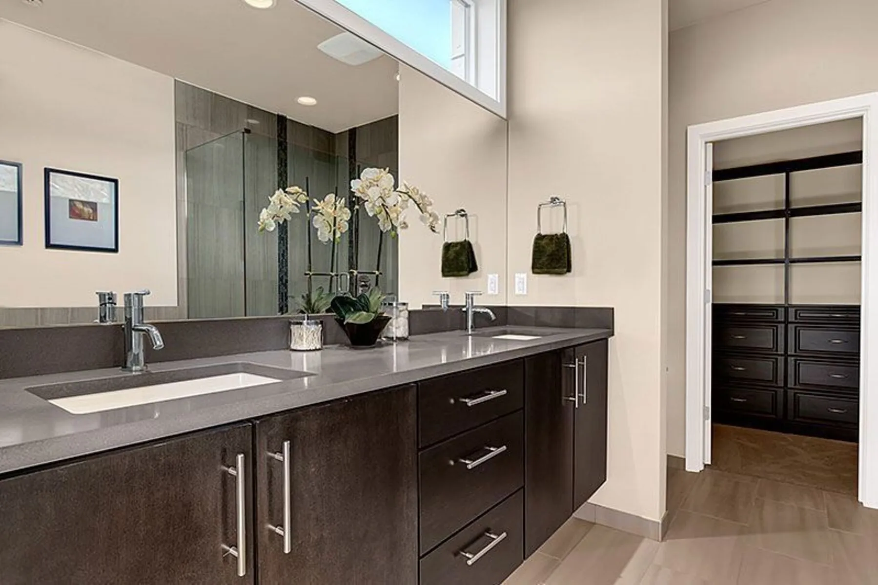 Image of installed Vicostone Sparkling Grey Quartz countertops