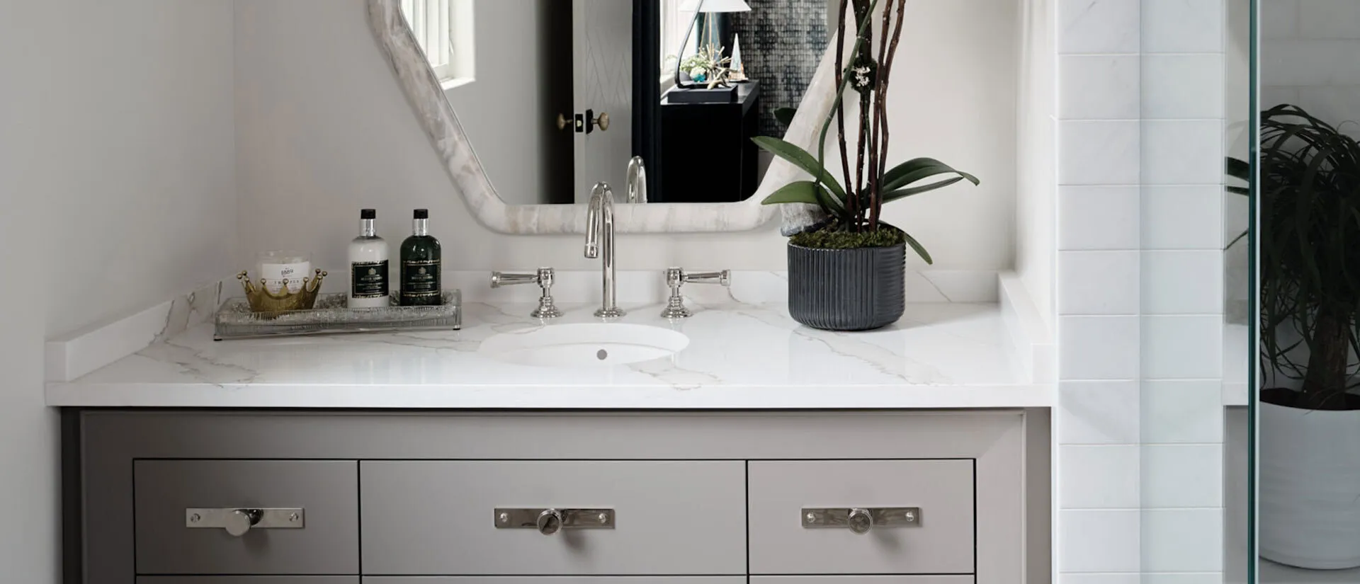 Image of installed Q Quartz Calacatta Goa Quartz countertops
