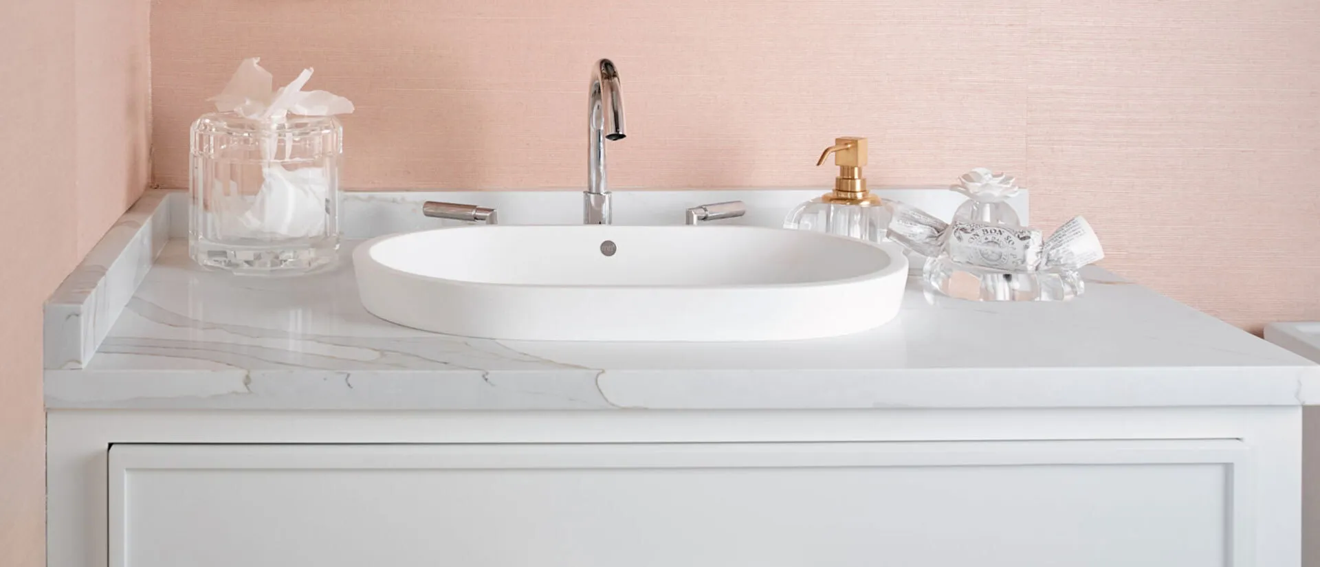 Image of installed Q Quartz Calacatta Solessio Quartz countertops