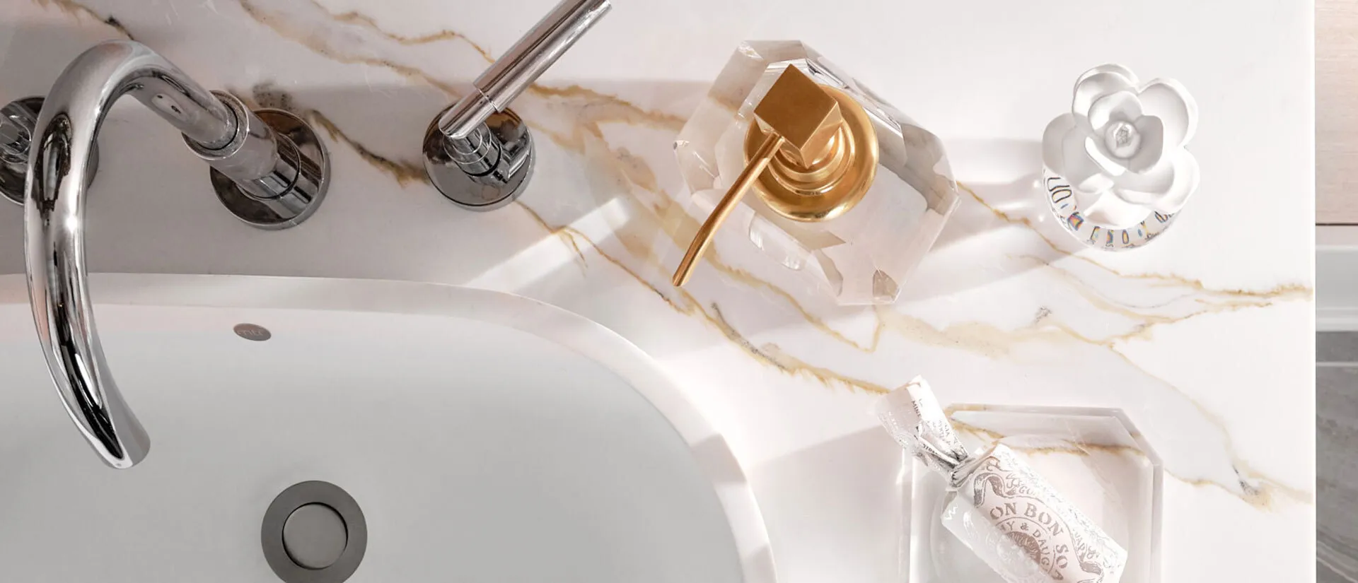 Image of installed Q Quartz Calacatta Solessio Quartz countertops