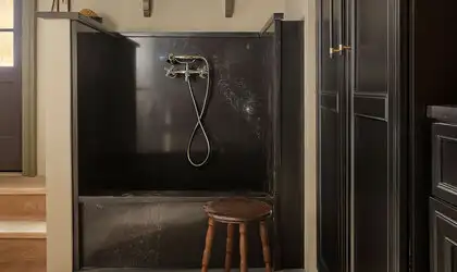 Image of installed Q Quartz Midnight Corvo Quartz countertops