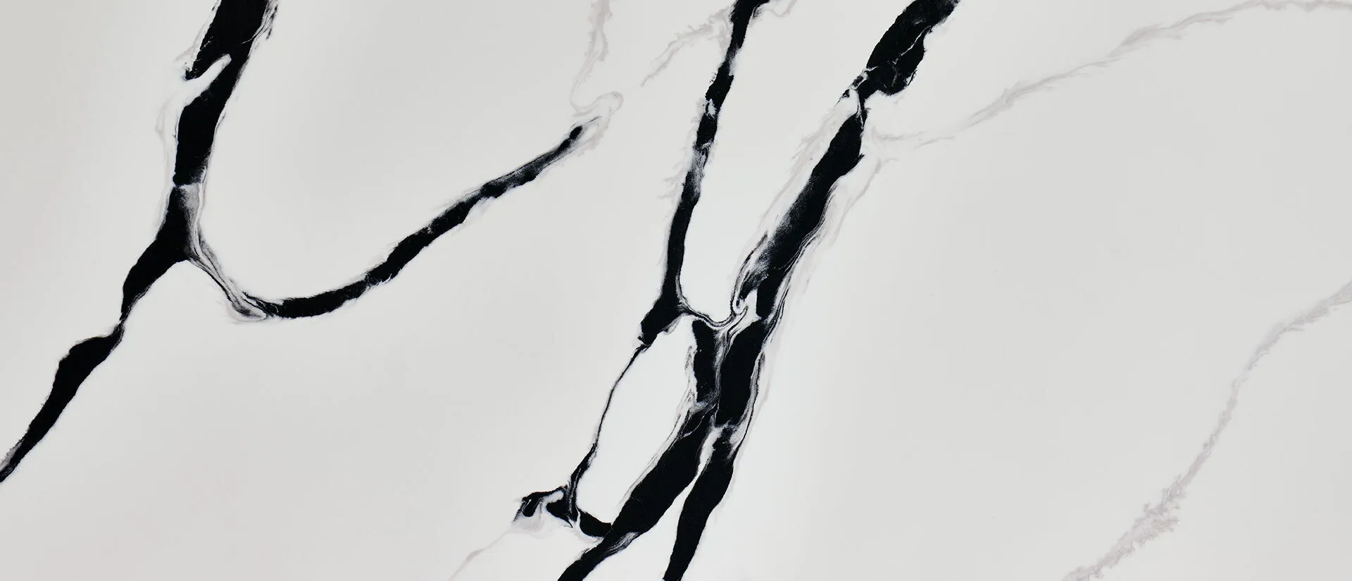 Closeup image of Q Quartz Calacatta Lumanyx White Quartz countertop slab
