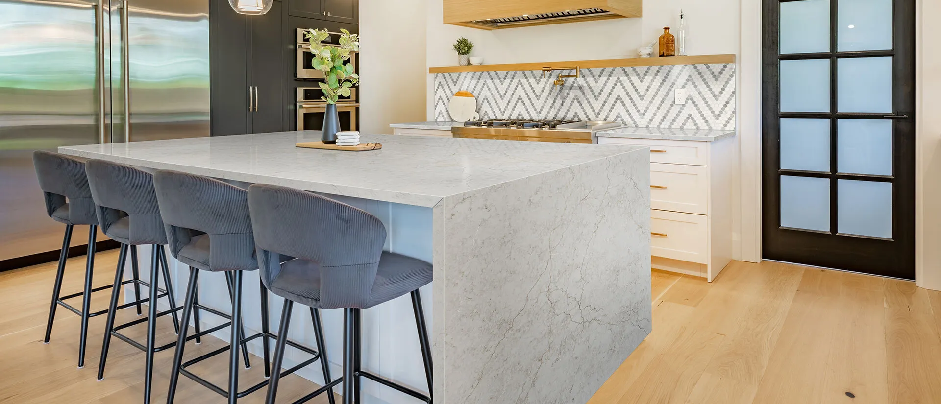 Image of installed Q Quartz Calacatta Miraggio Cove White Quartz countertops