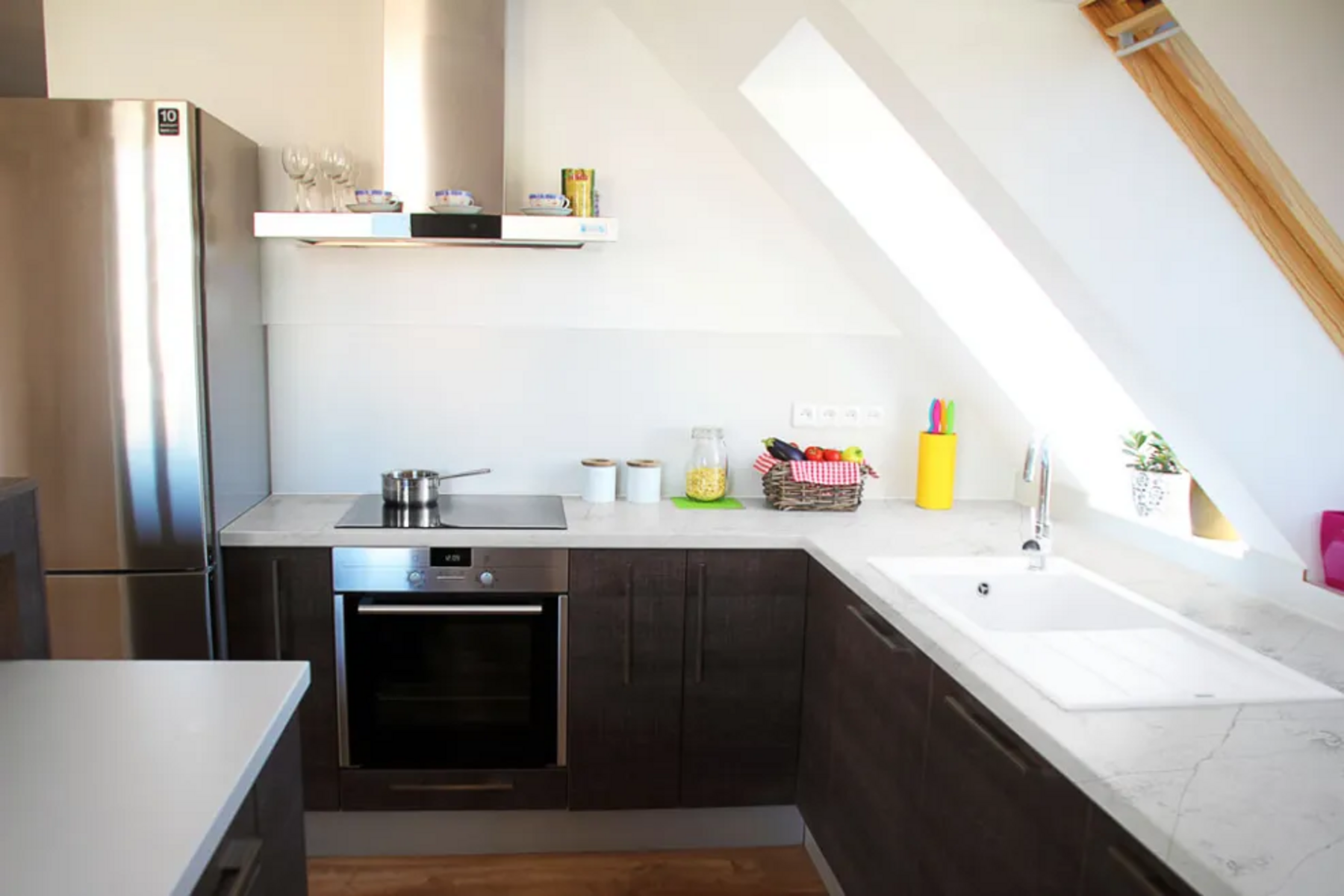 Image of installed MetroQuartz Luce Lumin Cream Quartz countertops