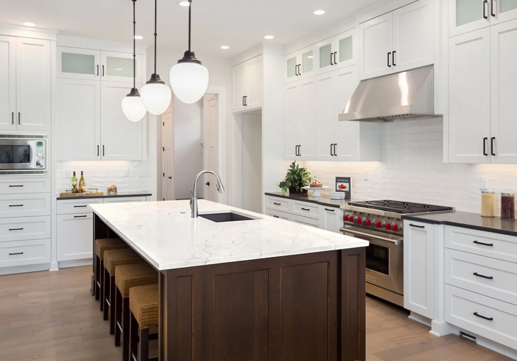 Image of installed PentalQuartz Luce Oro White Quartz countertops